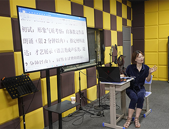 央视 中国新闻 女主播 播音 主持_石家庄播音主持培训班_播音车主持艺术就业方向