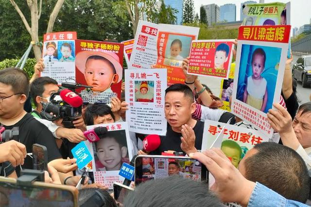 柳岩父母是亲生的吗_孙卓亲生父母家庭条件_不是父母亲生表现哪里