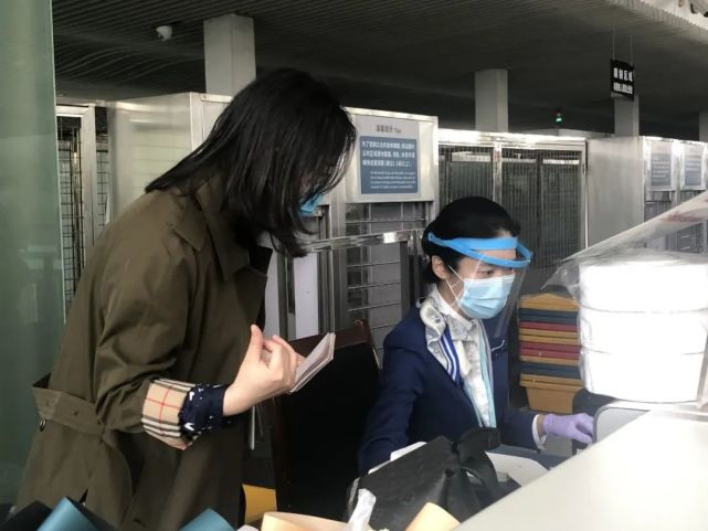 机场赴美留学生排长队_中国留学生在美国机场被扣留_中国留学生在美机场遭盘查