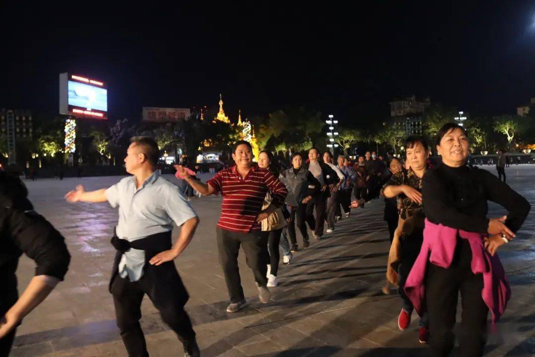人民广场炸鸡歌曲_人民广场吃炸鸡原唱歌词_我在人民广场吃炸鸡赵大格