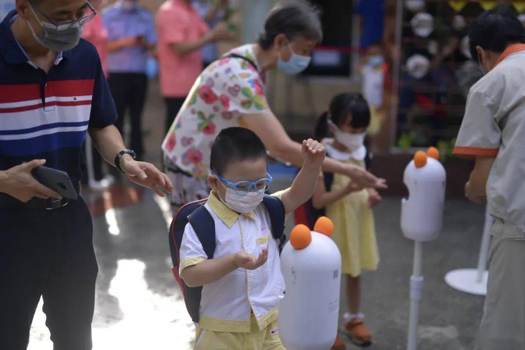 幼儿园萌娃穿7件衣服上学_幼儿园穿上衣视频教程_幼儿园小孩学穿衣服