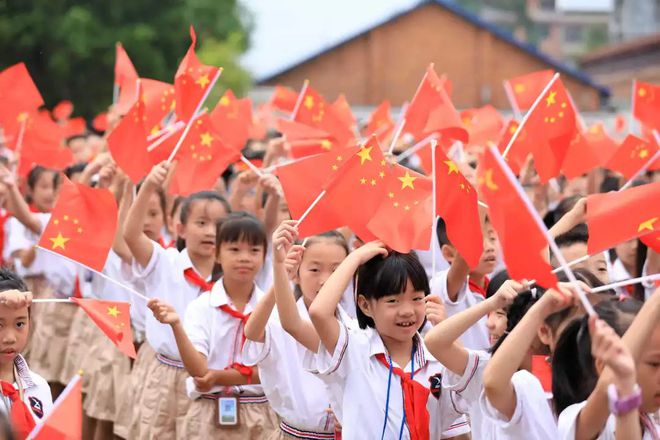 歌唱祖国开学第一课_武汉高校开学典礼万人歌唱祖国_百名学子齐唱歌唱祖国