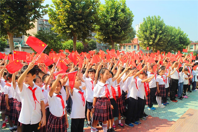 百名学子齐唱歌唱祖国_歌唱祖国开学第一课_武汉高校开学典礼万人歌唱祖国