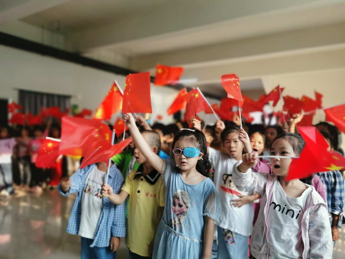 武汉高校开学典礼万人歌唱祖国_歌唱祖国开学第一课_百名学子齐唱歌唱祖国