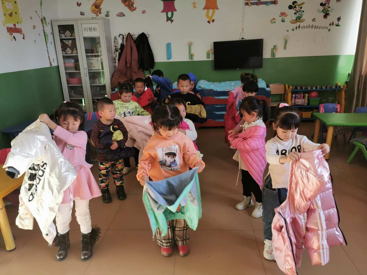 幼儿园萌娃穿7件衣服上学_幼儿园穿上衣视频教程_幼儿上学衣着