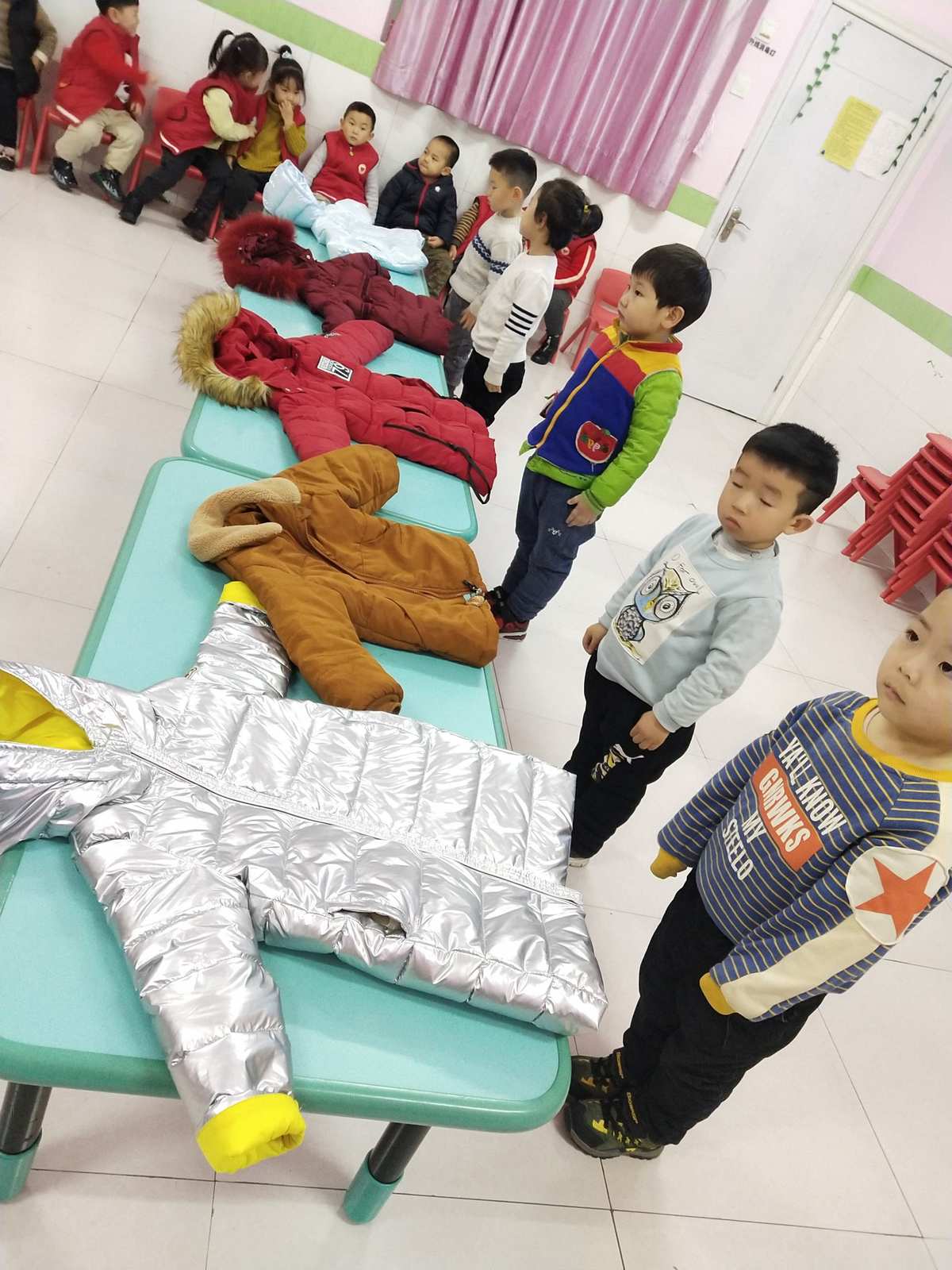 幼儿园萌娃穿7件衣服上学_幼儿园穿上衣视频教程_幼儿上学衣着