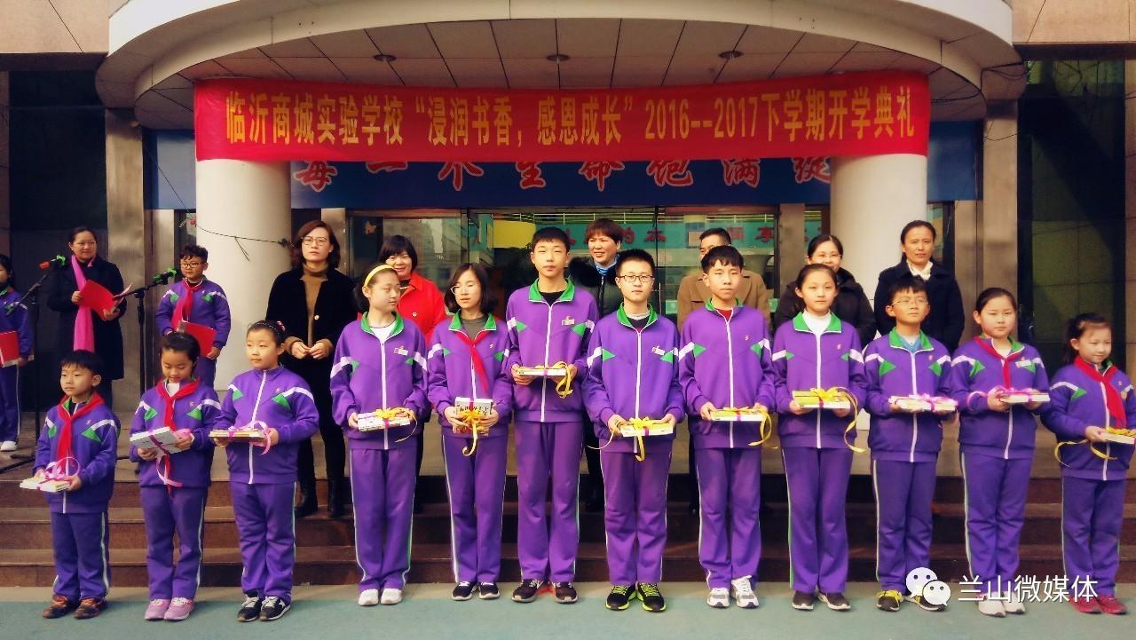 食堂窗口老板结婚学生写满祝福_食堂新年祝福_食堂婚礼