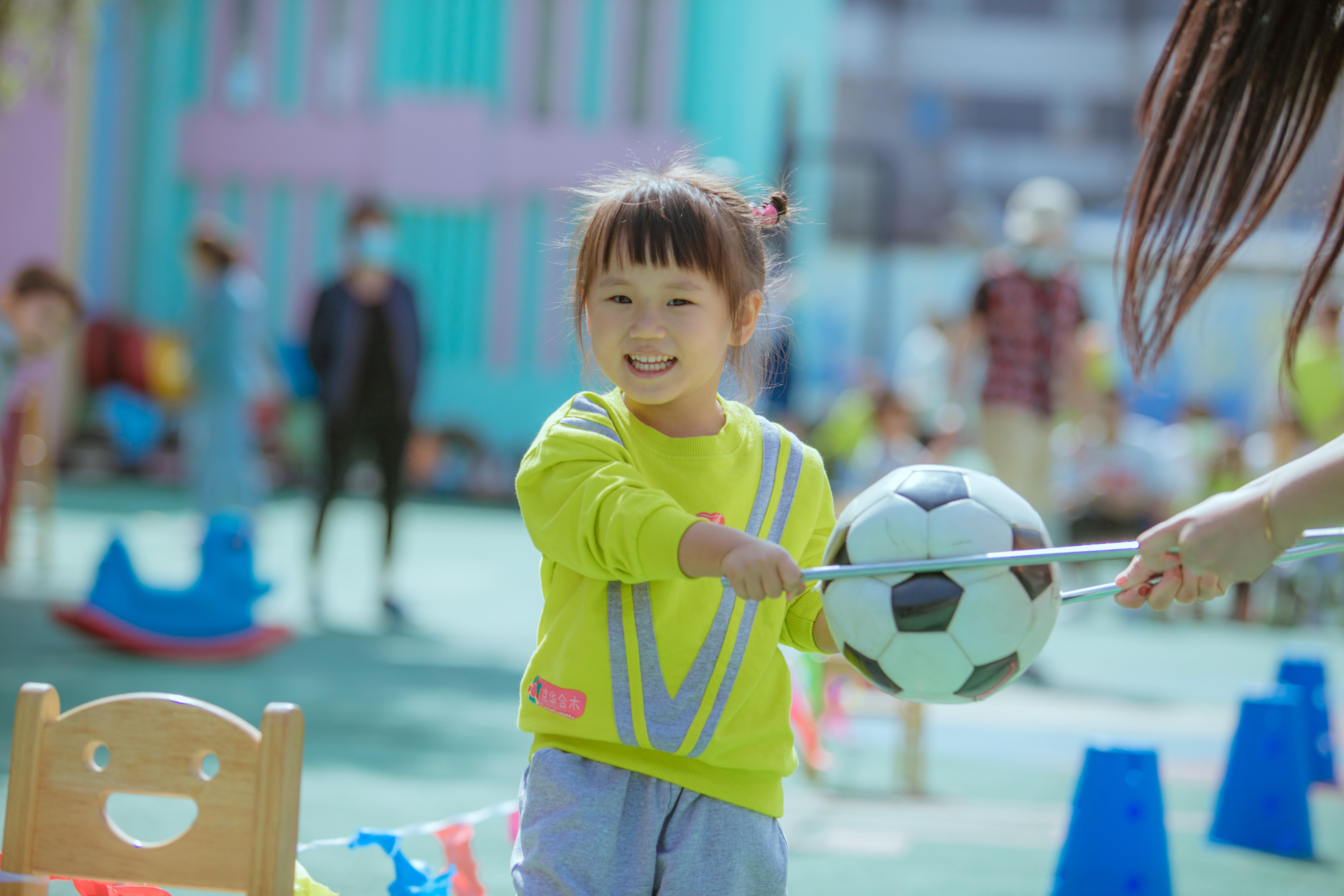 上学穿的衣服_上学穿衣服萌娃视频_萌娃穿7件衣服上学