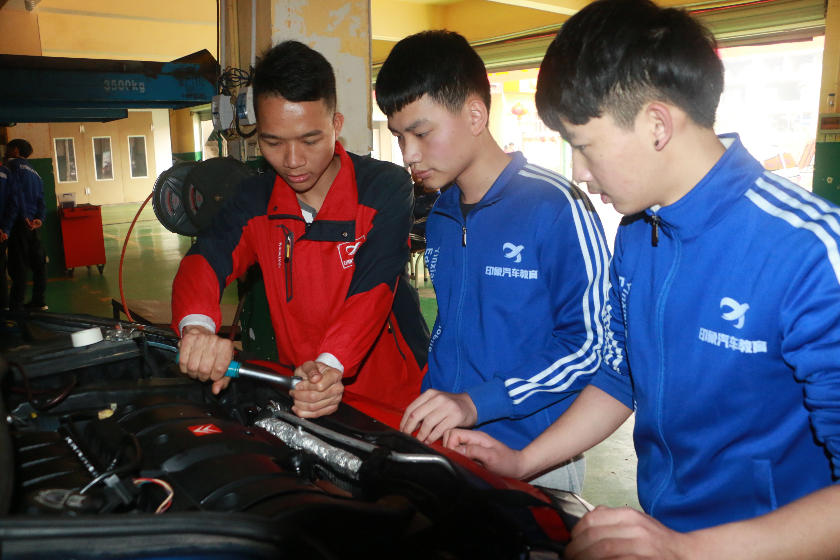 汽修培训学校学费_学汽修培训学校多少钱_汽修培训学校学费多少