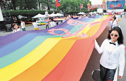 _台湾同性恋大游行 数万“同志”涌上台北街头_台湾同性恋大游行 数万“同志”涌上台北街头