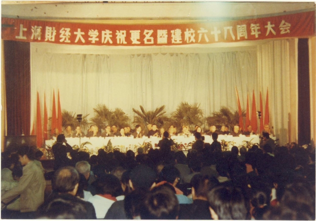 上海商学院学费_上海商学院一年的学费是多少_上海商学院学费标准