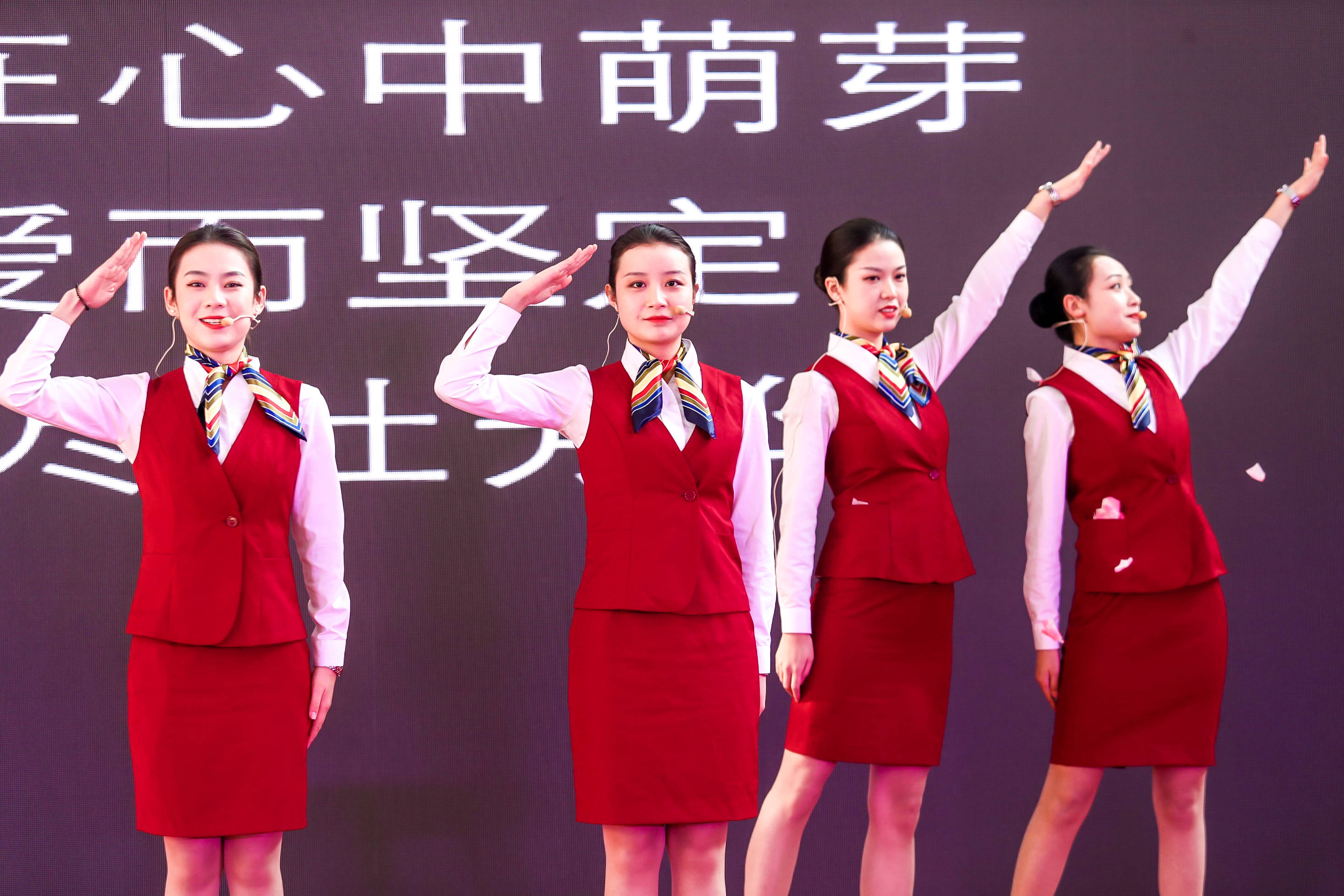 空乘男生就业前景_男孩子当空乘的利与弊 好就业吗_空乘男生好就业吗