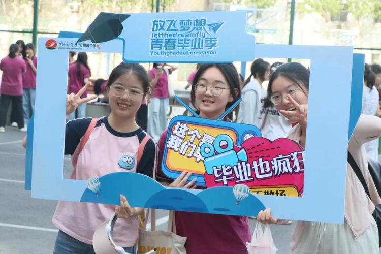 师大附属外国语学校_四川师范大学附属中学外国语学校2022级毕业典礼_初三师生家长共聚毕业典礼