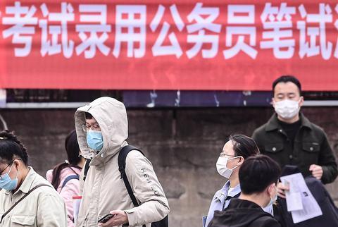 国考报名人数突破200万_国考成绩查询时间2022_中央机关公务员招录
